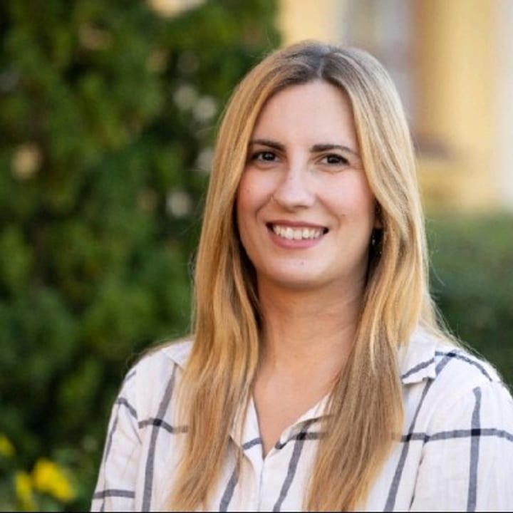 Portrait of Lisa Kaltsouni, Ph.D., clinical psychologist and Red Tent PMDD advisor